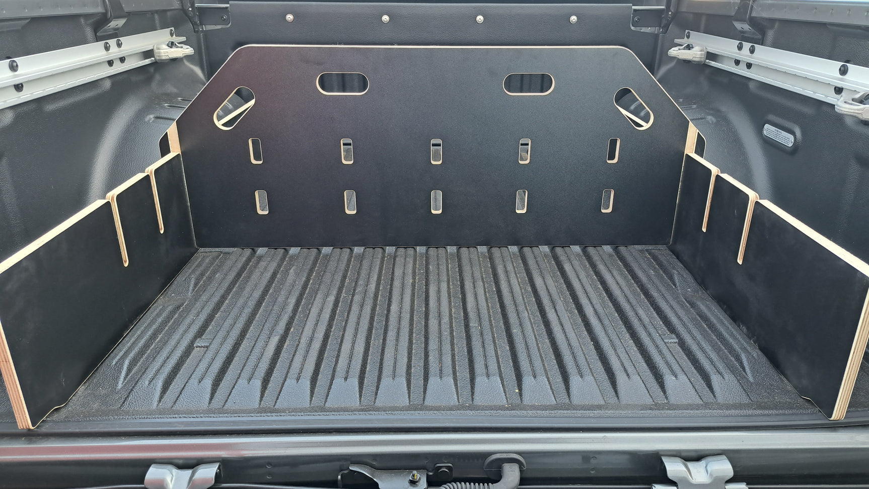 Nissan Navara 2021+ Tub Divider | Plastic Tub Liner